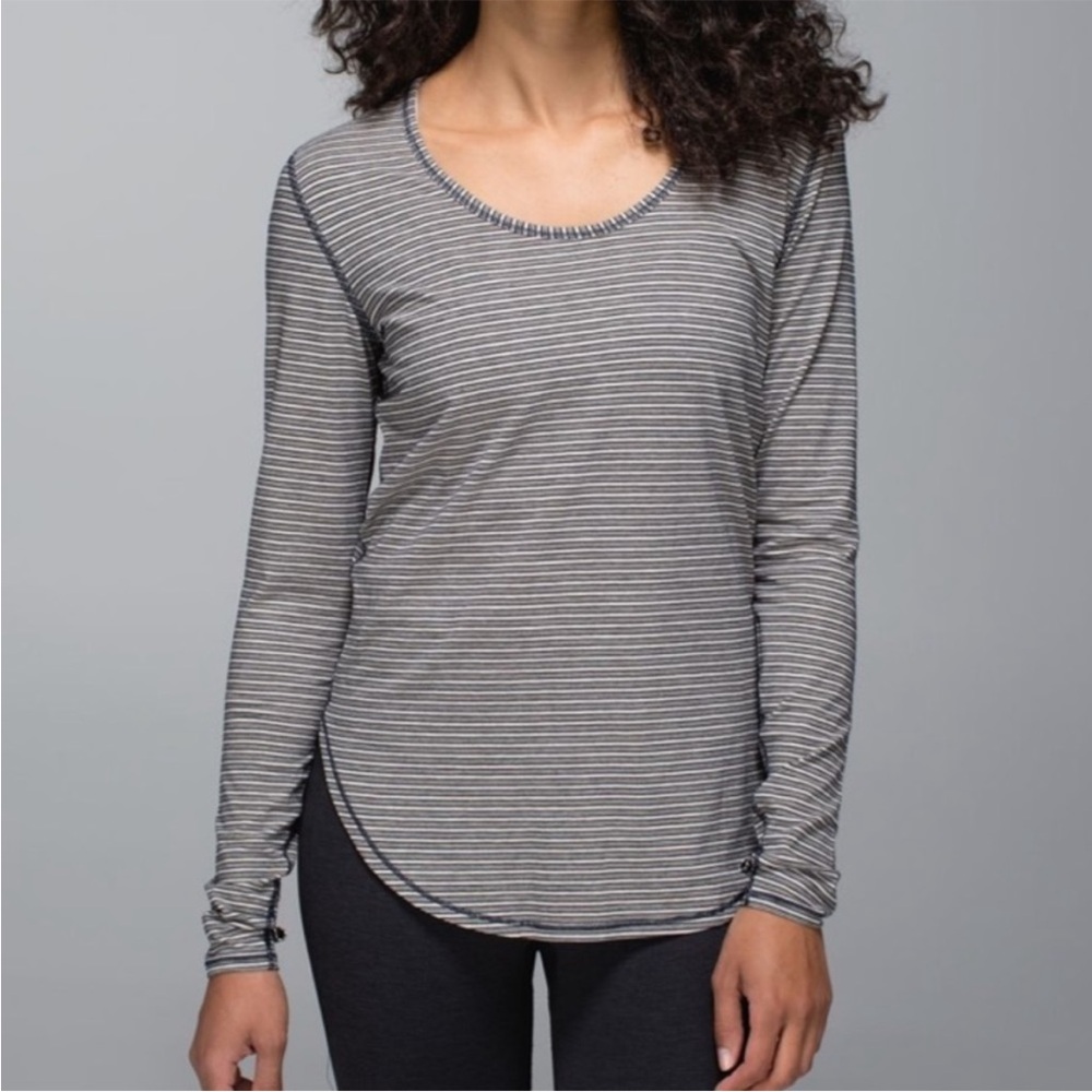 lululemon athletica yogini 5 year navy & beige Striped Long Sleeve Top size 8